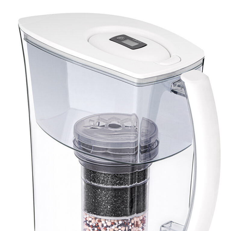 Detailansicht einer Wasserfilterkanne mit weißem Deckel und digitaler Filterwechselanzeige, die den mehrschichtigen Filter aus Aktivkohle und Mineralperlen zeigt.