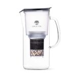 Eine elegante Glas-Wasserkaraffe mit einem mehrstufigen Filter, der Aktivkohle und Mineralien enthält, von Lotus Vita.