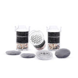 Drei mehrstufige Wasserfilter-Kartuschen und vier runde Kalkfilter-Pads, die als Set für einen sechsmonatigen Vorrat angeordnet sind.
