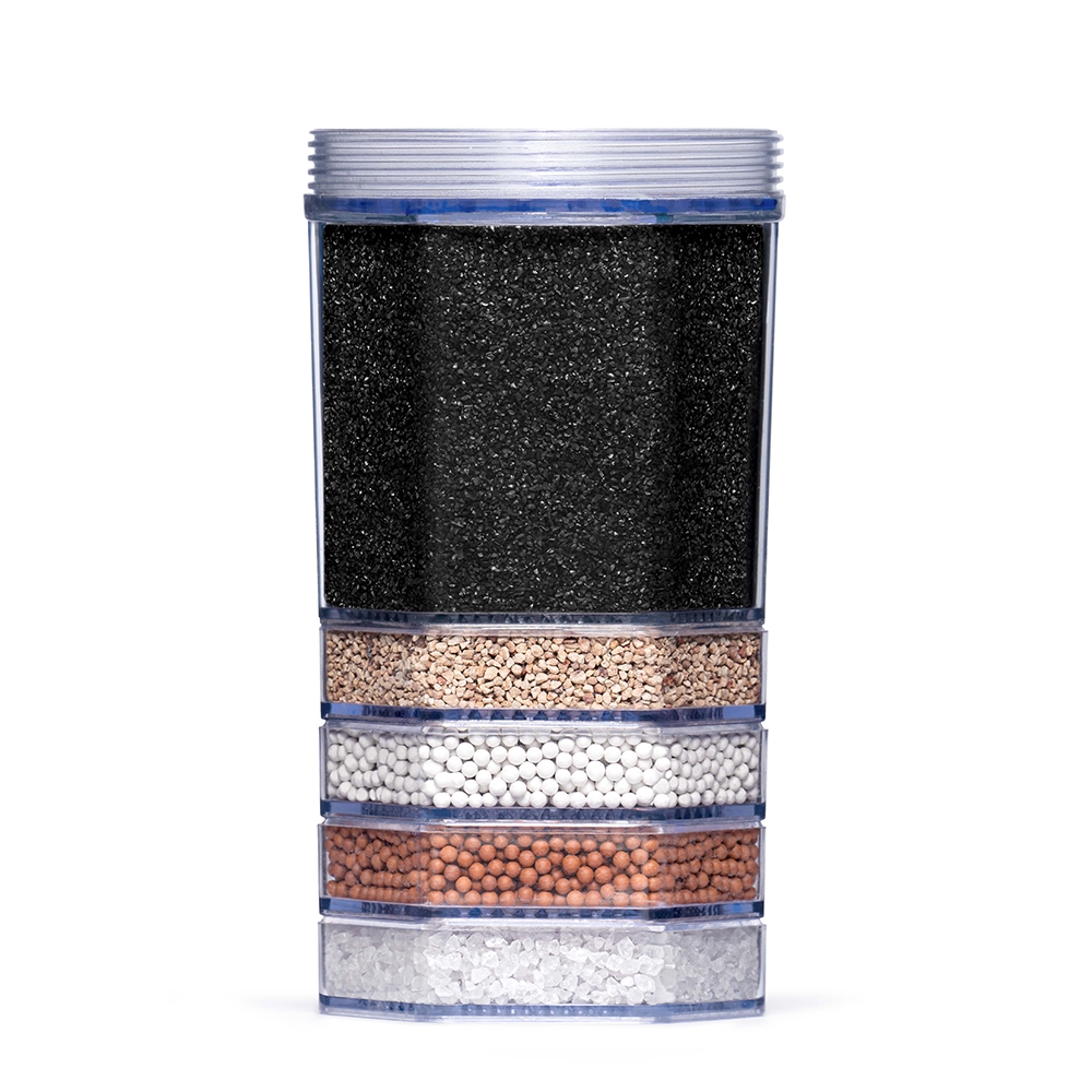 Eine transparente Wasserfilter-Kartusche im Querschnitt, die fünf verschiedene Schichten von Filtermedien wie Aktivkohle und Mineralien zeigt.