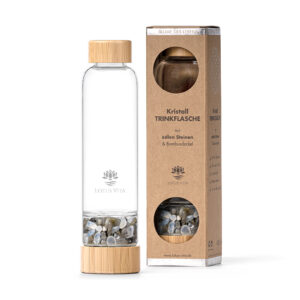 Eine Glas-Trinkflasche mit Bambusdeckel und einem separaten, mit Kristallen gefüllten Fach, steht neben ihrer Verpackung.