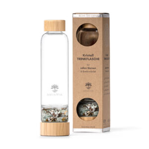 Eine Kristall-Trinkflasche aus Glas mit Bambusdeckel, gefüllt mit einer Fluorit-Tigerauge-Mischung, stehend neben ihrer Kartonverpackung.