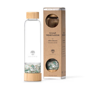 Eine Glas-Trinkflasche mit Bambusdeckel und -boden, gefüllt mit Amazonit- und Milchopal-Kristallen, neben ihrer Kartonverpackung.