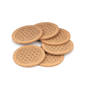 Sechs runde Korkuntersetzer mit eingravierter Blume des Lebens, leicht gefächert auf weißem Hintergrund arrangiert.