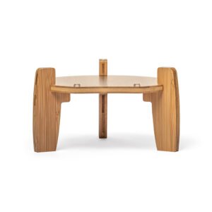 Ein runder, dreibeiniger Sockel aus hellem Bambusholz zur Erhöhung eines Wasserspenders, freigestellt auf weißem Hintergrund.