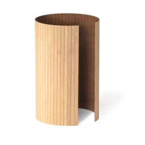 Zylindrischer Lichtschutz aus hellem Bambusholz für Stand-Wasserfilter von Lotus Vita.