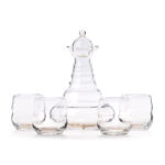 Elegantes Set aus einer mundgeblasenen Glaskaraffe mit Deckel und vier passenden Trinkgläsern, alle mit einem goldenen Akzent am Boden verziert.