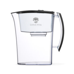 Transparente Ersatzkanne für einen Wasserfilter mit anthrazitfarbenem Deckel und Griff, verziert mit dem Lotus Vita Logo.
