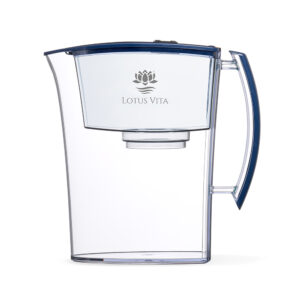 Produktbild: Wasserfilter Kanne LOTUS von Lotus Vita mit Deckel und Griff in blau.
