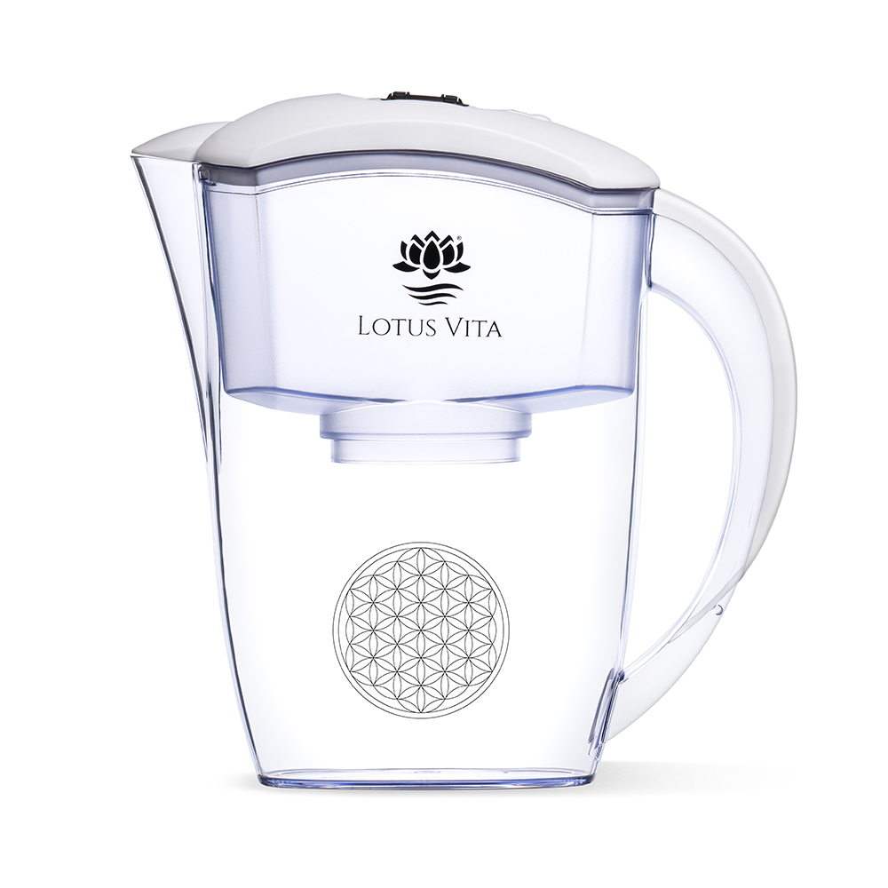 Ersatz-Korpus einer weißen Wasserfilterkanne, bestehend aus dem Kannenkörper mit Blume des Lebens-Symbol, Innentank mit Lotus Vita Logo, Deckel und Griff.