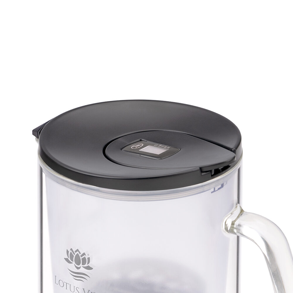 Nahaufnahme des schwarzen Deckels einer Glas-Filterkanne mit integriertem digitalem Zählwerk zur Anzeige des Filterwechsels.