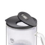 Nahaufnahme des schwarzen Deckels einer Glaskaraffe mit geöffneter Einfüllklappe, die ein digitales Zählwerk zur Filterüberwachung anzeigt.