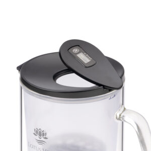 Nahaufnahme des schwarzen Deckels einer Glaskaraffe mit geöffneter Einfüllklappe, die ein digitales Zählwerk zur Filterüberwachung anzeigt.