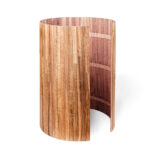 Eleganter Wasserfilter-Standspender von Lotus Vita mit einem Gehäuse aus Akazienholz als Lichtschutz, das einen Glasbehälter freilegt.