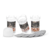 Drei Wasserfilter-Kartuschen, mehrere Kalkfilterpads und ein Vorfilter als Inhalt des Halbjahrespakets für Lotus Vita Wasserfiltersysteme.