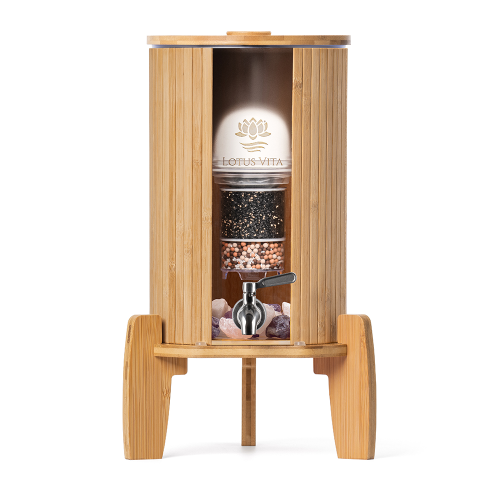 Produktbild: Standfilter KIARA VITA PLUS von Lotus Vita mit Bambussockel, Bambusdeckel und Lichtschutz.