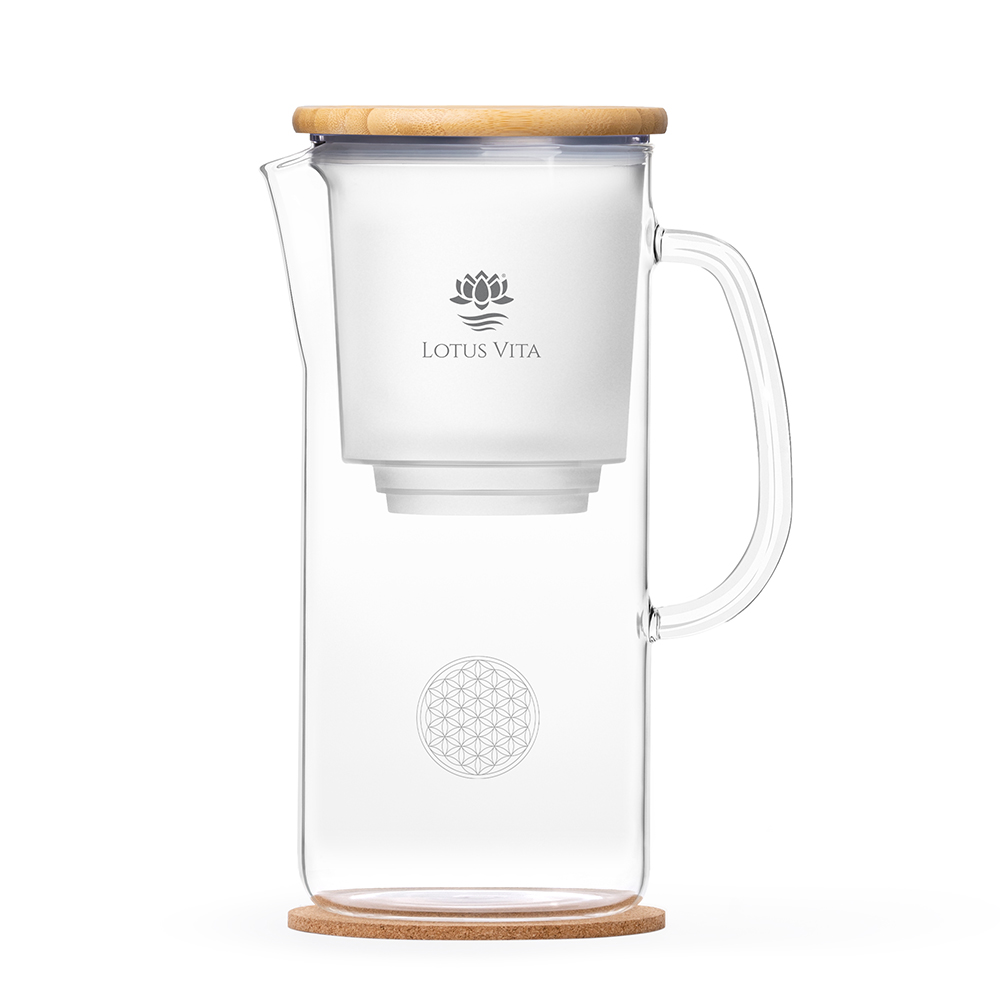 Eine elegante Glas-Filterkaraffe mit Bambusdeckel und Kork-Untersetzer, die das Lotus Vita Logo und das Symbol der Blume des Lebens zeigt.