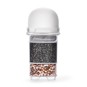 Mehrstufige Wasserfilter-Kartusche mit sichtbaren Schichten aus Aktivkohle und Mineral-Keramiken, abgedeckt von einem Keramik-Vorfilter.