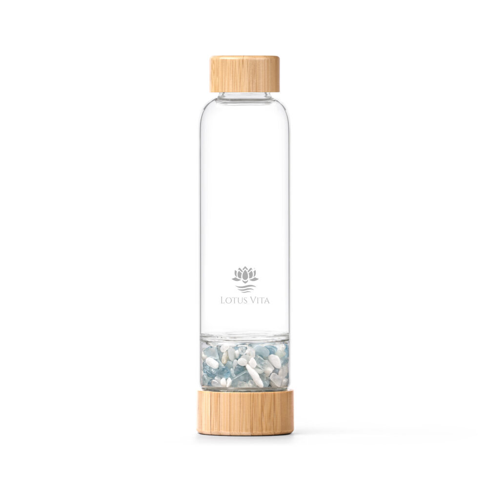 Eine Glasflasche von Lotus Vita mit Bambusdeckel und -boden, gefüllt mit einer Mischung aus Milchopal- und Aquamarin-Edelsteinen zur Wasserenergetisierung.