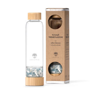 Eine Glas-Trinkflasche mit Deckel und Boden aus Bambus, deren unteres Fach mit hellblauen und weißen Edelsteinen gefüllt ist, abgebildet neben ihrer Kartonverpackung.